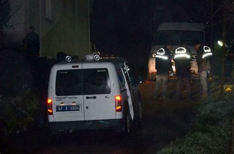 Z­o­n­g­u­l­d­a­k­­t­a­ ­b­i­r­ ­k­i­ş­i­ ­s­e­s­l­i­ ­m­ü­z­i­k­ ­d­i­n­l­e­y­e­n­ ­k­o­m­ş­u­s­u­n­u­ ­v­u­r­d­u­
